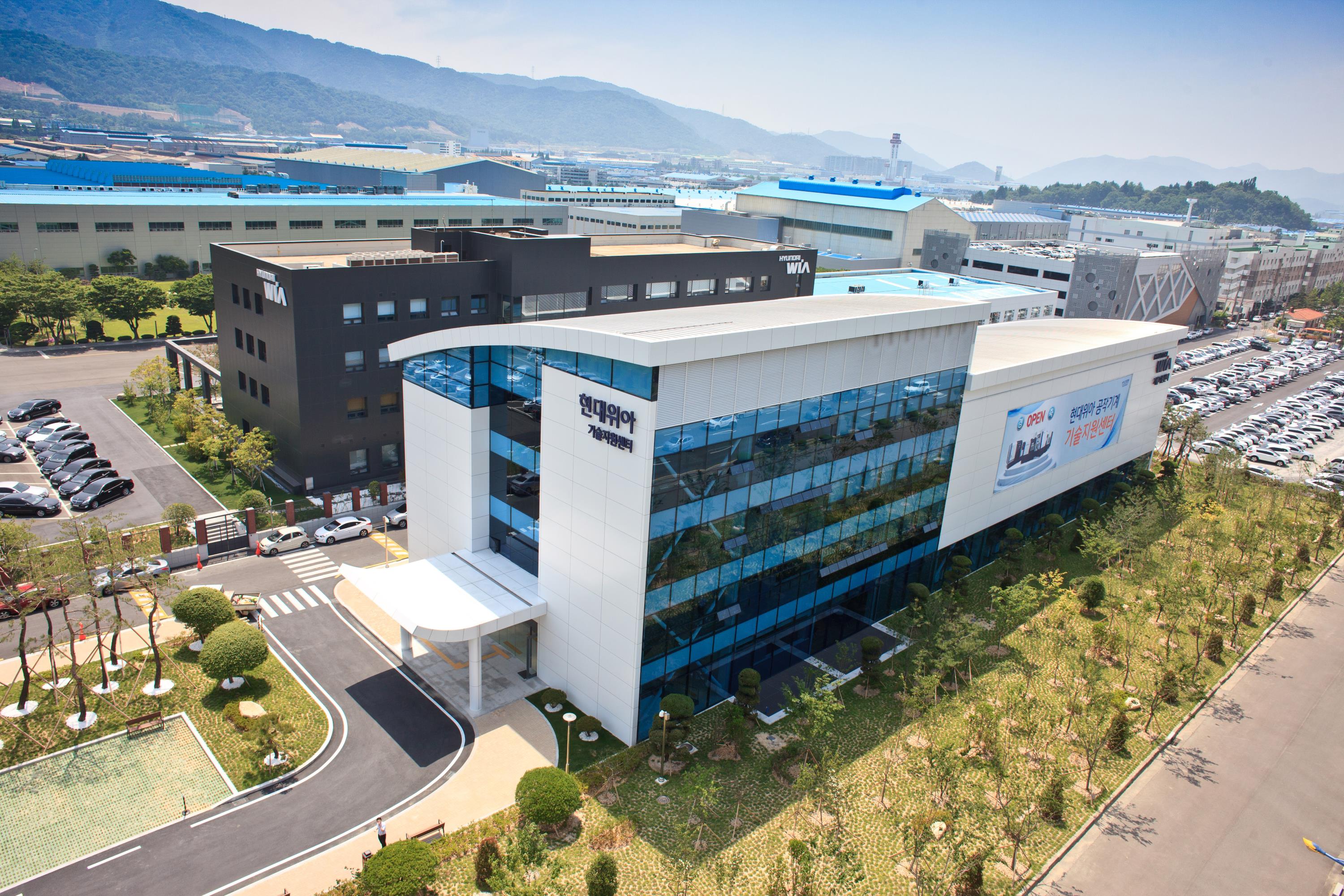 Headquarter of HYUNDAI WIA in Changwon, Gyeongsangnam-do. HYUNDAI WIA is recruiting for large-scale R&D positions until the 19th of this month. Provided by HYUNDAI WIA.