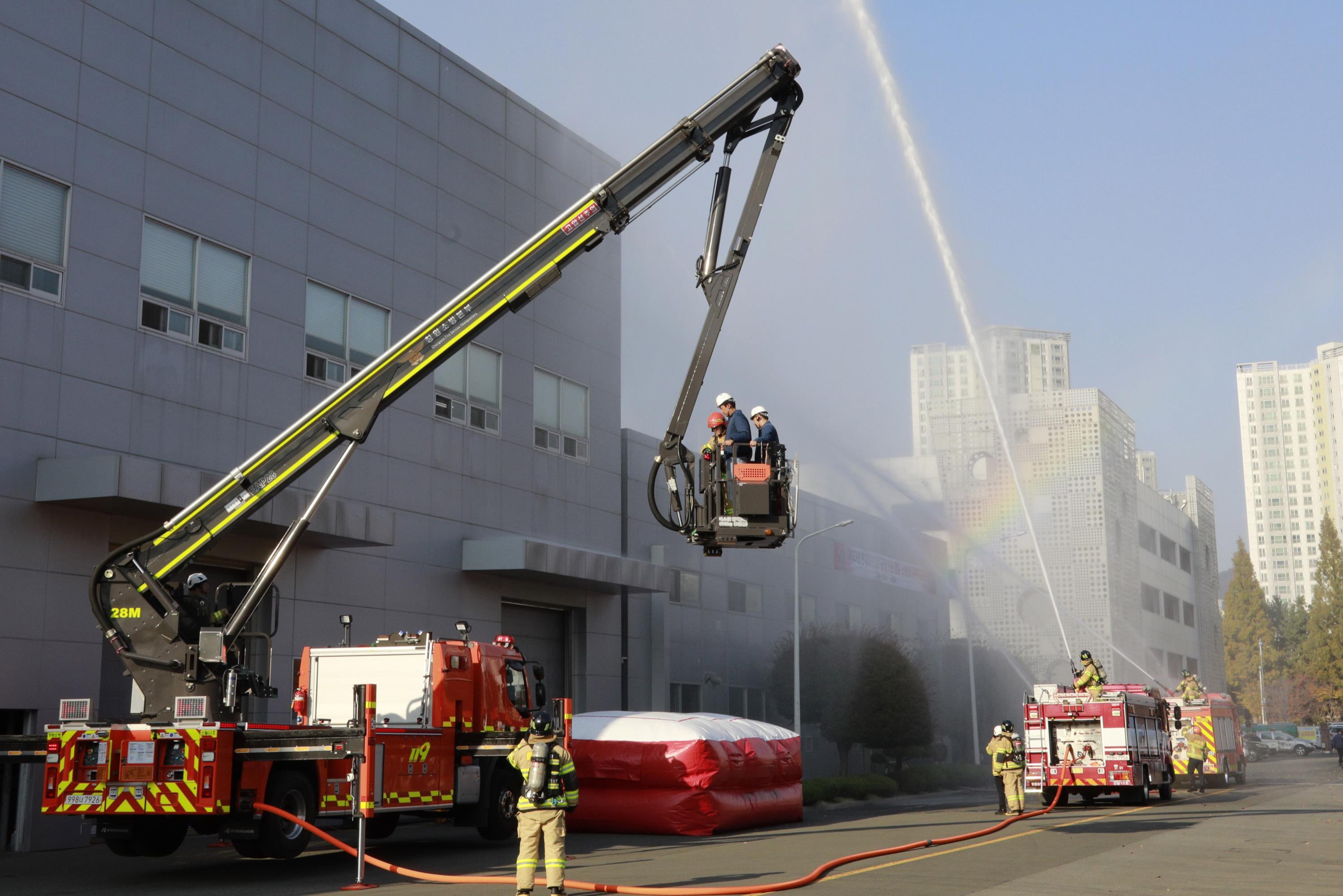 <Photo description> HYUNDAI WIA employees are participating in a large-scale Major Disaster Response Drill at its Changwon Plant 1 in Changwon-si, Gyeongsangnam-do. Courtesy of HYUNDAI WIA.