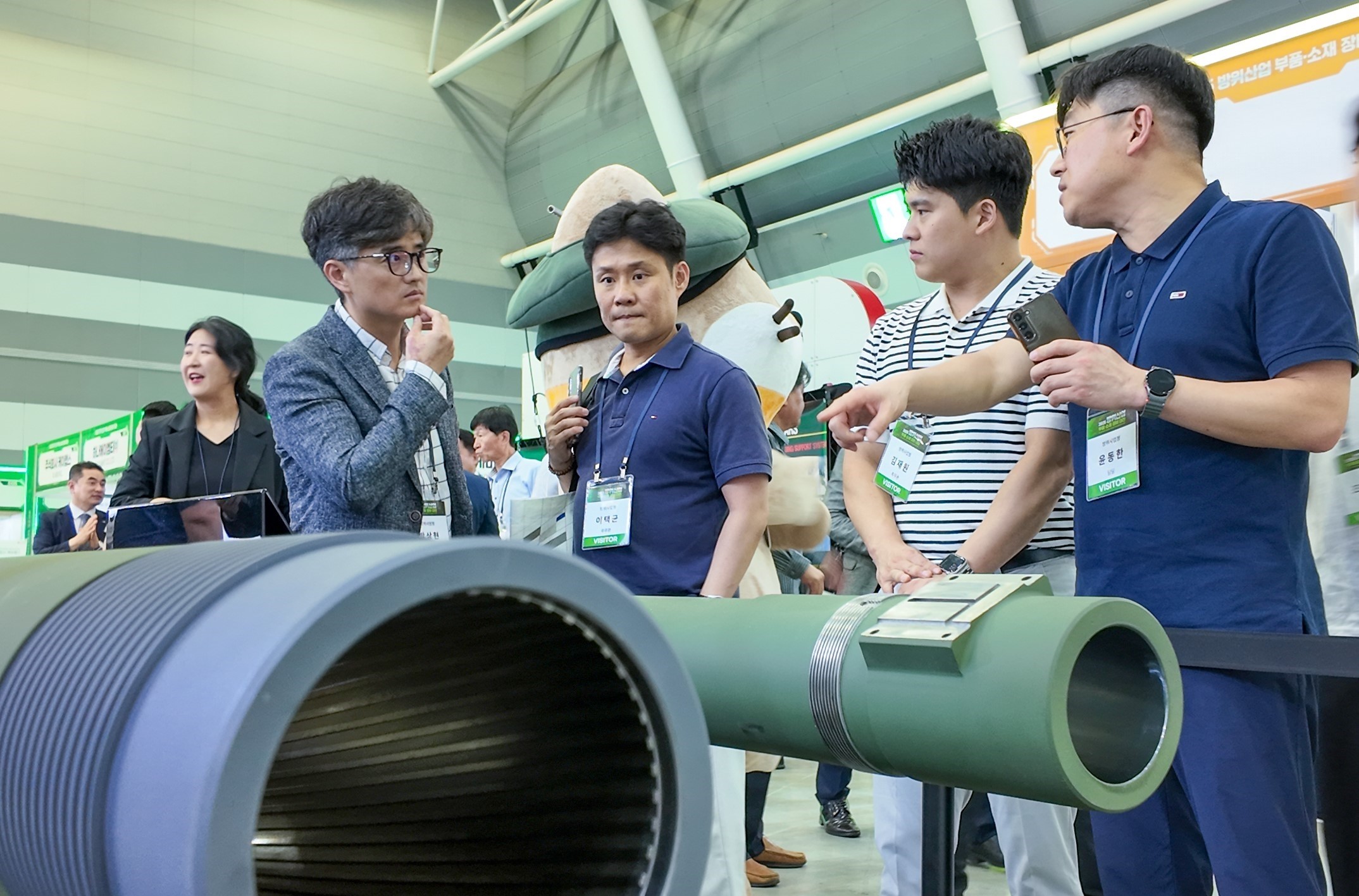 Visitors at the HYUNDAI WIA booth at the ‘Korea defense Component materials & Equipment Fair 2025’, at Changwon Exhibition Convention Center in Changwon-si, Gyeongsangnam-do. Courtesy of HYUNDAI WIA.