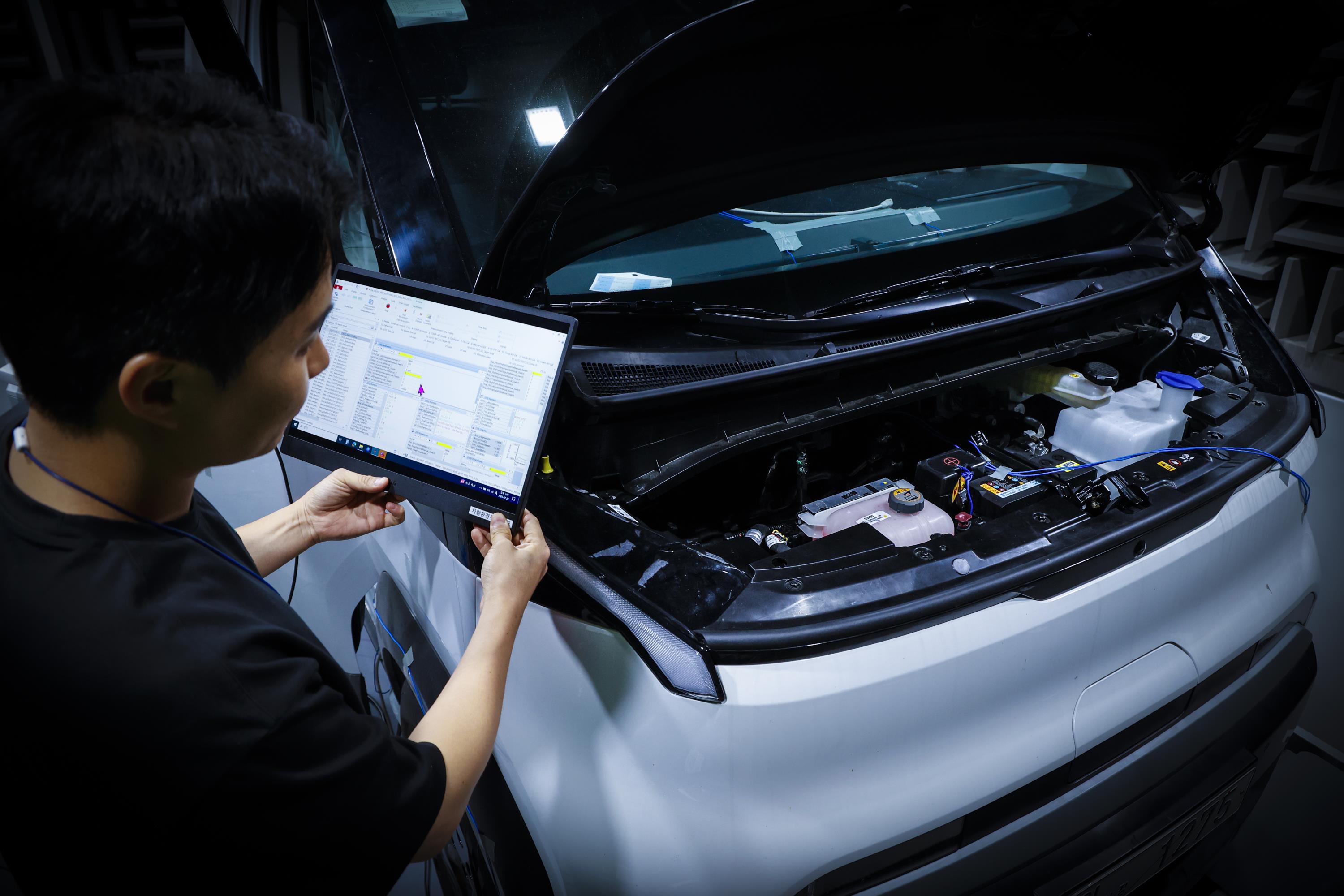 One HYUNDAI WIA researcher conducts HVAC system testing at the Uiwang R&D Center in Uiwang-si, Gyeonggi-do, on July 25th. Courtesy of HYUNDAI WIA.