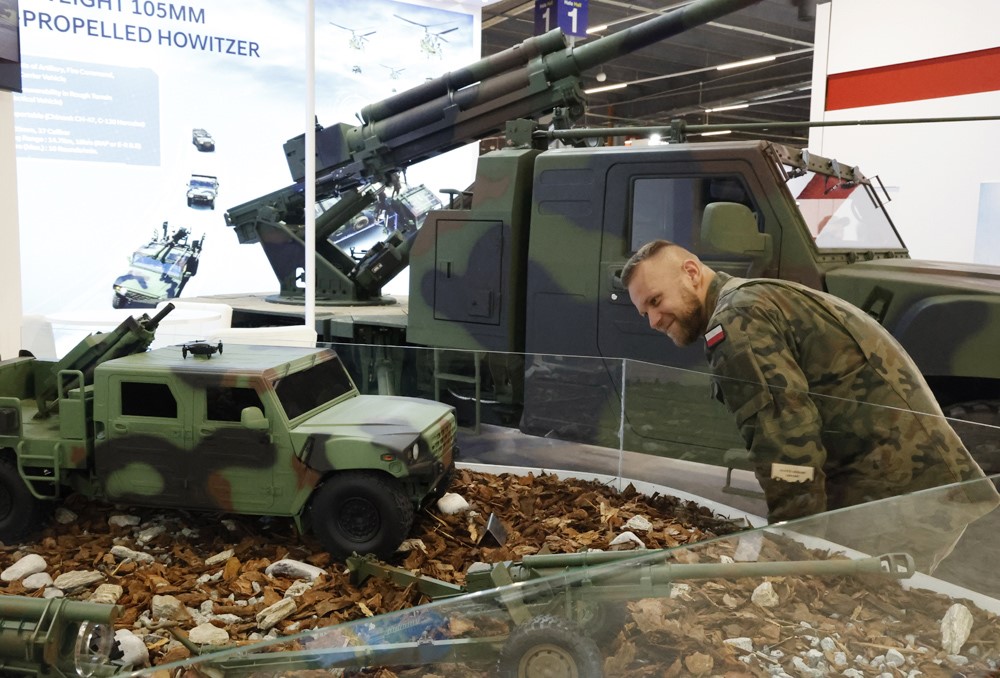 Military personnel from Poland visiting the HYUNDAI WIA booth at ‘MSPO 2025’ which commenced on the 2nd(local time) at Kielce, Poland. Courtesy of HYUNDAI WIA.